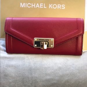Michael Kors Kinsley carry all leather wallet NWT